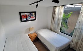 Excelente habitación cerca parque Simon Bolivar, Embajada y Movistar3